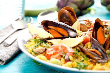 Paella deniz ürünleri ile. Geleneksel İspanyol yemeği.