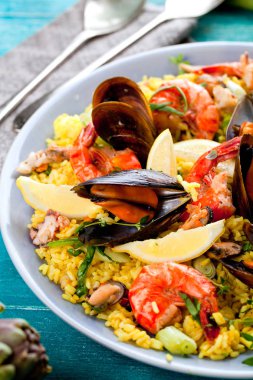 Paella deniz ürünleri ile. Geleneksel İspanyol yemeği.