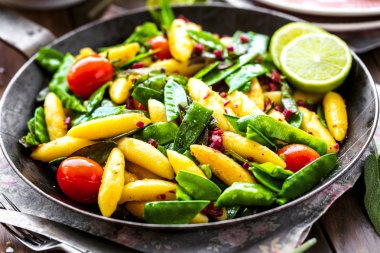 Sebze ile Bavyera kızarmış parmak şeklinde patates köfte