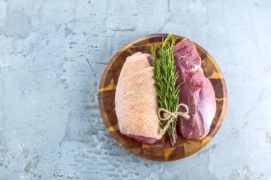 Rosemary, baharat cleaver koyu ahşap tepsi ile ördek göğsü 