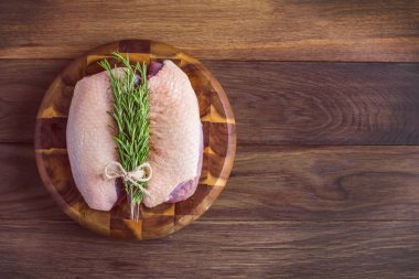 Rosemary, baharat cleaver koyu ahşap tepsi ile ördek göğsü 