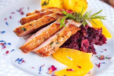 Noel kızarmış ördeği, bayram masasında servis edilir.