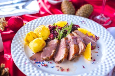 Noel kızarmış ördeği, bayram masasında servis edilir.