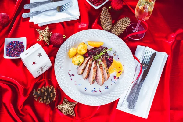 Pato Assado Natal Servido Uma Mesa Festiva — Fotografia de Stock