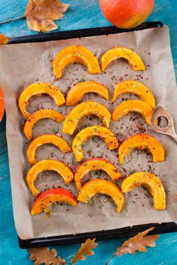 Fırında kabak kekik ve bal ile dilim. Gurmeler için sağlıklı tatlı. Seçici odak