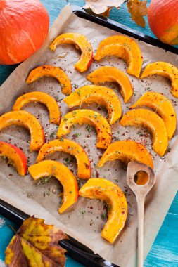 Fırında kabak kekik ve bal ile dilim. Gurmeler için sağlıklı tatlı. Seçici odak