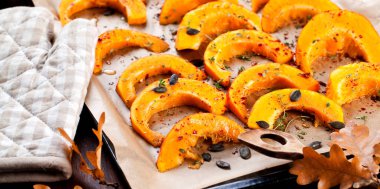 Fırında kabak kekik ve bal ile dilim. Gurmeler için sağlıklı tatlı. Seçici odak