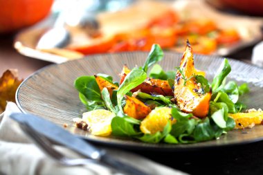 Fırında kabak kekik ve bal ile dilim. Gurmeler için sağlıklı tatlı. Seçici odak