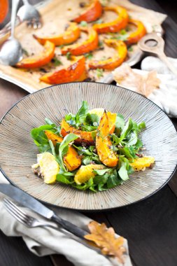 Fırında kabak kekik ve bal ile dilim. Gurmeler için sağlıklı tatlı. Seçici odak