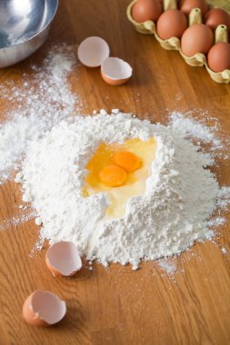 Beyaz ahşap masa üzerinde hamur için malzemeler. Yakın çekim