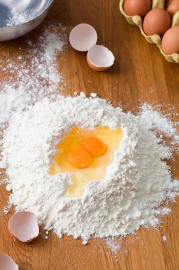 Beyaz ahşap masa üzerinde hamur için malzemeler. Yakın çekim