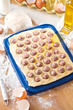 Ev yapımı Ravioli. Taze hamur ve rustik tabloya geleneksel mantı.