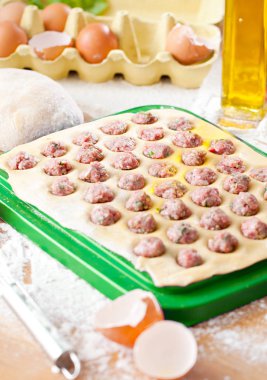 Ev yapımı Ravioli. Taze hamur ve rustik tabloya geleneksel mantı.