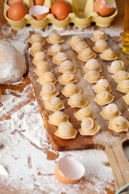 Ev yapımı Ravioli. Taze hamur ve rustik tabloya geleneksel mantı.