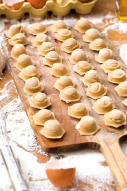 Ev yapımı Ravioli. Taze hamur ve rustik tabloya geleneksel mantı.