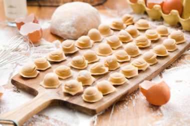 Ev yapımı Ravioli. Taze hamur ve rustik tabloya geleneksel mantı.