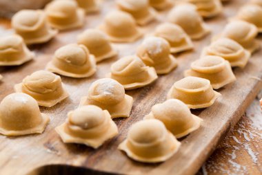 Ev yapımı Ravioli. Taze hamur ve rustik tabloya geleneksel mantı.