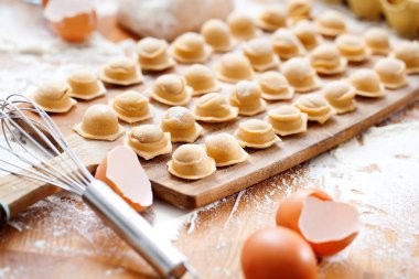 Ev yapımı Ravioli. Taze hamur ve rustik tabloya geleneksel mantı.