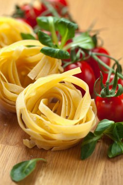 Taze fesleğen ve domates rustik masada tagliatelle makarna