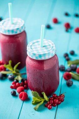 Mutfak tahtası taze malzemelerle sağlıklı smoothies.