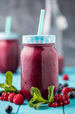 Mutfak tahtası taze malzemelerle sağlıklı smoothies.