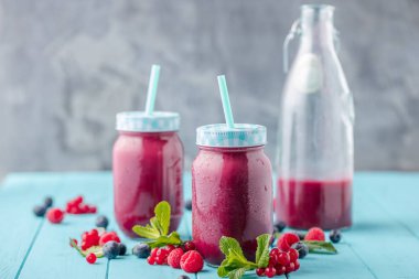 Mutfak tahtası taze malzemelerle sağlıklı smoothies.