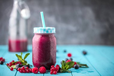 Mutfak tahtası taze malzemelerle sağlıklı smoothies.