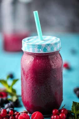 Mutfak tahtası taze malzemelerle sağlıklı smoothies.