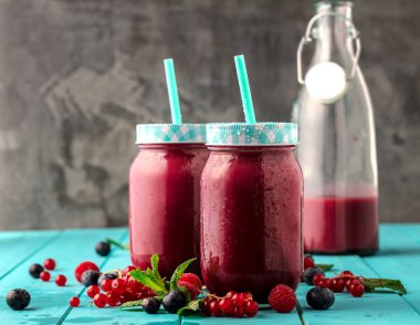 Mutfak tahtası taze malzemelerle sağlıklı smoothies.