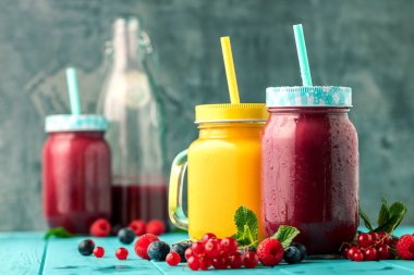 Mutfak tahtası taze malzemelerle sağlıklı smoothies.