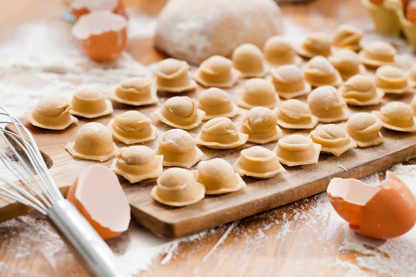 Ravioli Hecho Casa Masa Fresca Ravioles Tradicionales Mesa Rústica —  Fotos de Stock