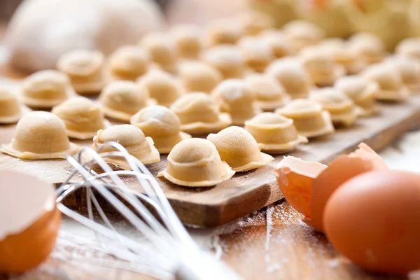 Ravioli Hausgemacht Frischer Teig Und Ravioli Traditionell Auf Den Rustikalen — Stockfoto