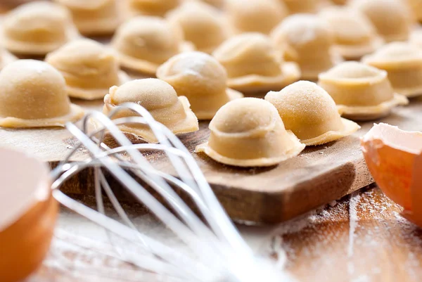 Ravioli Hausgemacht Frischer Teig Und Ravioli Traditionell Auf Den Rustikalen — Stockfoto