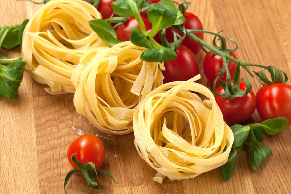 Pasta Tagliatelle Con Albahaca Fresca Tomates Sobre Mesa Rústica —  Fotos de Stock
