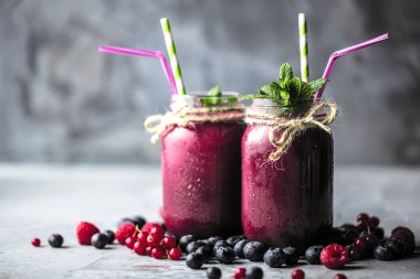 Mutfak tahtası taze malzemelerle sağlıklı smoothies.