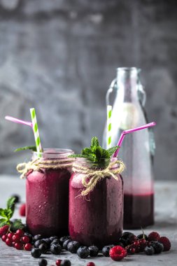 Mutfak tahtası taze malzemelerle sağlıklı smoothies.