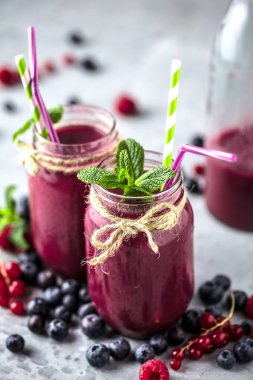 Mutfak tahtası taze malzemelerle sağlıklı smoothies.