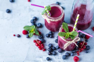 Mutfak tahtası taze malzemelerle sağlıklı smoothies.