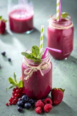 Mutfak tahtası taze malzemelerle sağlıklı smoothies.