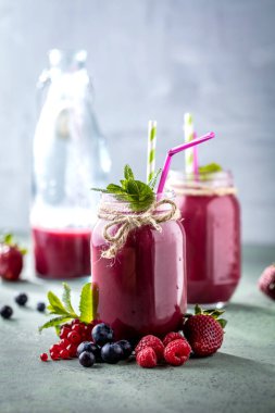 Mutfak tahtası taze malzemelerle sağlıklı smoothies.