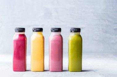 Mutfak tahtası taze malzemelerle sağlıklı smoothies.