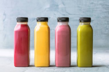 Mutfak tahtası taze malzemelerle sağlıklı smoothies.