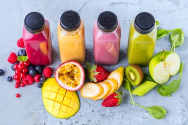 Mutfak tahtası taze malzemelerle sağlıklı smoothies.