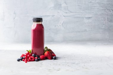 Mutfak tahtası taze malzemelerle sağlıklı smoothies.