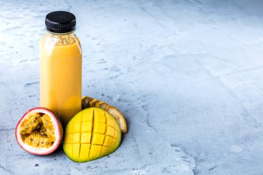 Mutfak tahtası taze malzemelerle sağlıklı smoothies.