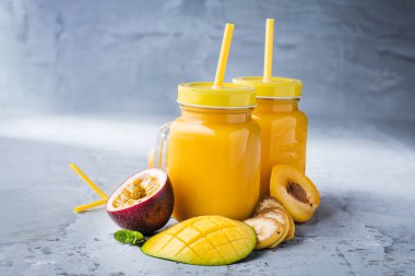 Mutfak tahtası taze malzemelerle sağlıklı smoothies.