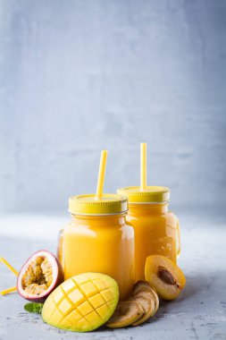 Mutfak tahtası taze malzemelerle sağlıklı smoothies.