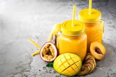 Mutfak tahtası taze malzemelerle sağlıklı smoothies.