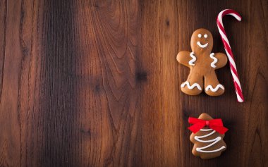 Noel gingerbread çerezleri dekore edilmiş yeni yıl gün, çocuklar ve yetişkinler için tatlı ev hediye Noel partisi, kış tatili için