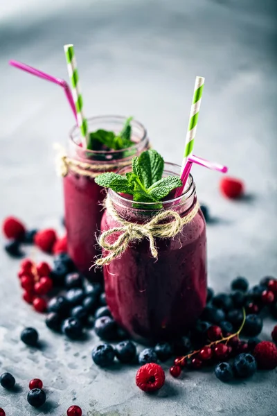 Mutfak tahtası taze malzemelerle sağlıklı smoothies.